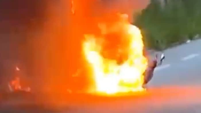 Die Feuerwehr den Fahrzeugbrand löschen, das Mofa ist aber Schrott.