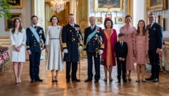 Prinzessin Sofia, Prinz Carl Philip, Königin Mary, König Frederik X., König Carl XVI. Gustaf, Königin Silvia, Prinz Oscar, Kronprinzessin Victoria, Prinzessin Estelle und Prinz Daniel posieren für ein gemeinsames Foto im Königlichen Schloss in Stockholm. (Bild: APA/AFP/Ritzau Scanpix/Ida Marie Odgaard)