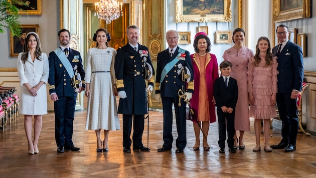 Szófia hercegnő, Carl Philip herceg, Mária királynő, X. Frederik király, Carl XVI Gustaf király, Silvia királynő, Oscar herceg, Viktória koronahercegnő, Estelle hercegnő és Daniel herceg pózolnak egy közös fotóhoz a stockholmi királyi palotában. (Bild: APA/AFP/Ritzau Scanpix/Ida Marie Odgaard)