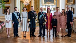 Prinzessin Sofia, Prinz Carl Philip, Königin Mary, König Frederik X., König Carl XVI. Gustaf, Königin Silvia, Prinz Oscar, Kronprinzessin Victoria, Prinzessin Estelle und Prinz Daniel posieren für ein gemeinsames Foto im Königlichen Schloss in Stockholm. (Bild: APA/AFP/Ritzau Scanpix/Ida Marie Odgaard)