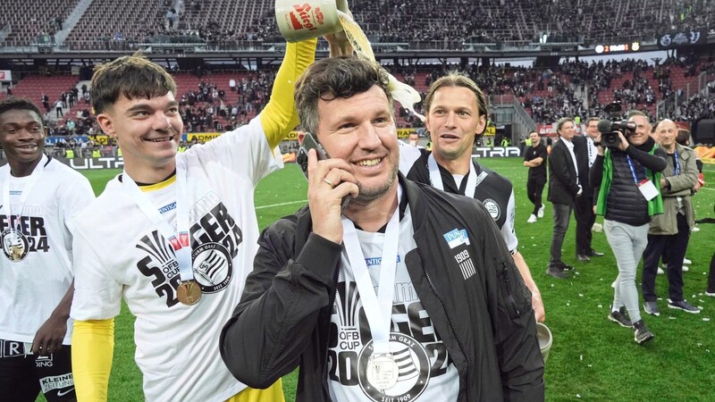 Nach der Cupsieger-Dusche hofft Sportchef Andreas Schicker nun auf eine große Meisterfeier. (Bild: Sepp Pail)