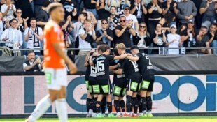 Mit zehn Mann trotz Unterzahl noch einen Punkt erkämpft – klar war der Jubel bei Sturm riesig. 