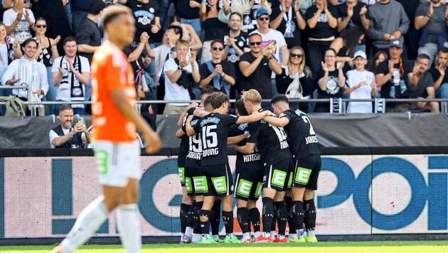 Fighting for a point with ten men despite being outnumbered - Sturm were clearly overjoyed. (Bild: GEPA pictures)