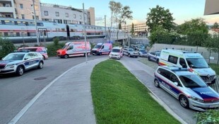 Sonntagabend rückten die Polizei und Rettungskräfte im Großaufgebot in der Wittmayergasse an.