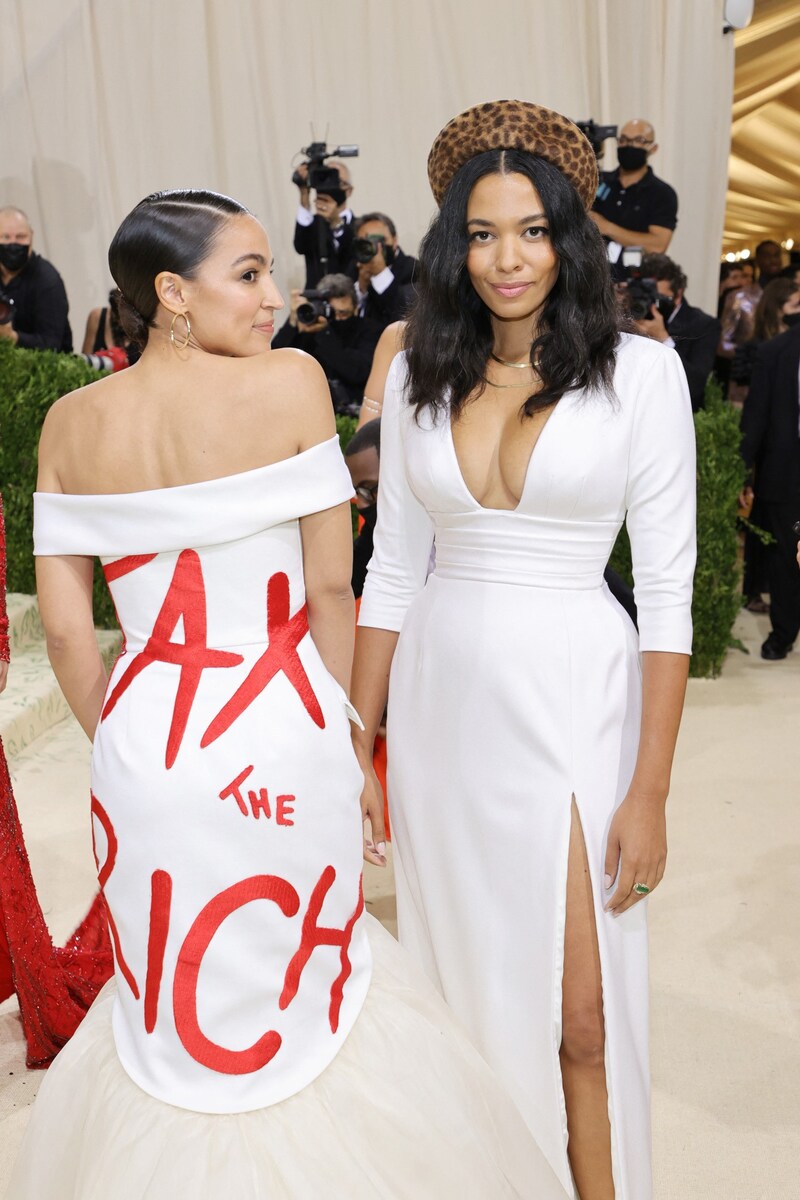 Alexandria Ocasio-Cortez setzte bei der Met-Gala 2021 ein politisches Statement. (Bild: AFP/APA/Getty Images via AFP/GETTY IMAGES/Mike Coppola)