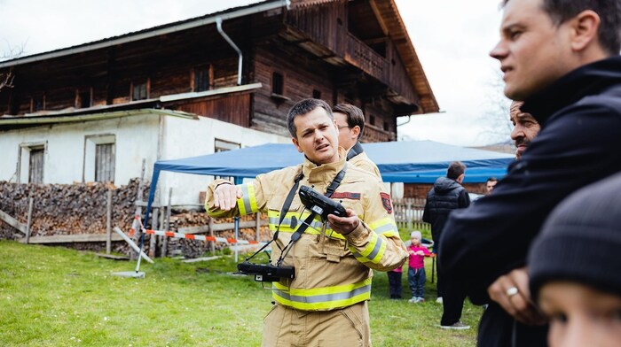 Auch die Feuerwehr präsentiert, wie sie ihre Fluggeräte im Einsatz anwenden