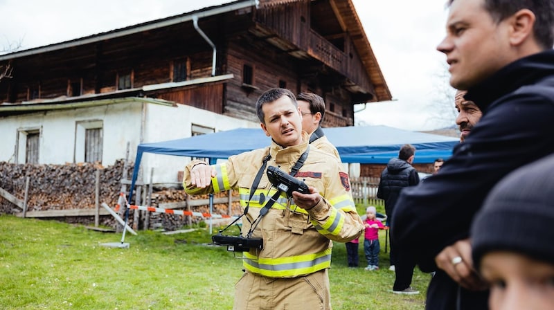 Auch die Feuerwehr präsentiert, wie sie ihre Fluggeräte im Einsatz anwenden (Bild: Anraser Pfleghaus)