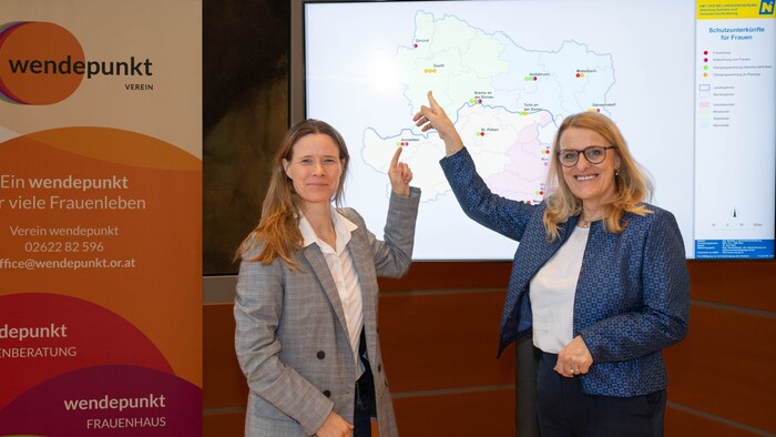 Landesrätin Ulrike Königsberger-Ludwig und Elisabeth Cinatl, Geschäftsleiterin des Vereins Wendepunkt und Vorstandsmitglied des Netzwerkes der österreichischen Frauen- und Mädchenberatungsstellen.