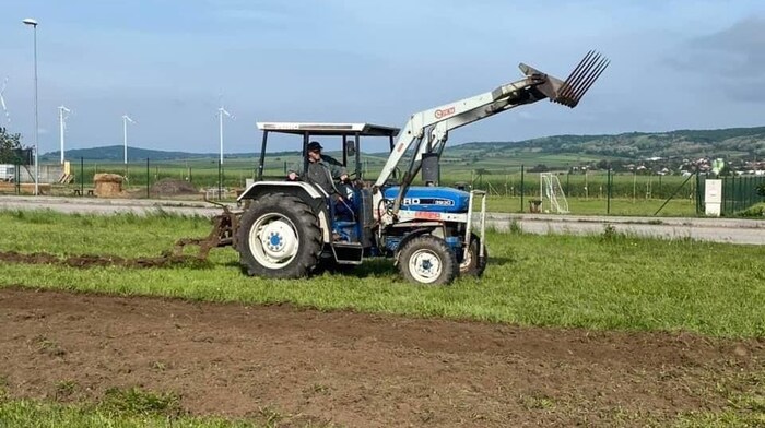 Bürgermeister Hannes Hornek stellt seine Arbeitskraft als Landwirt und Wasser für die Saison zur ...