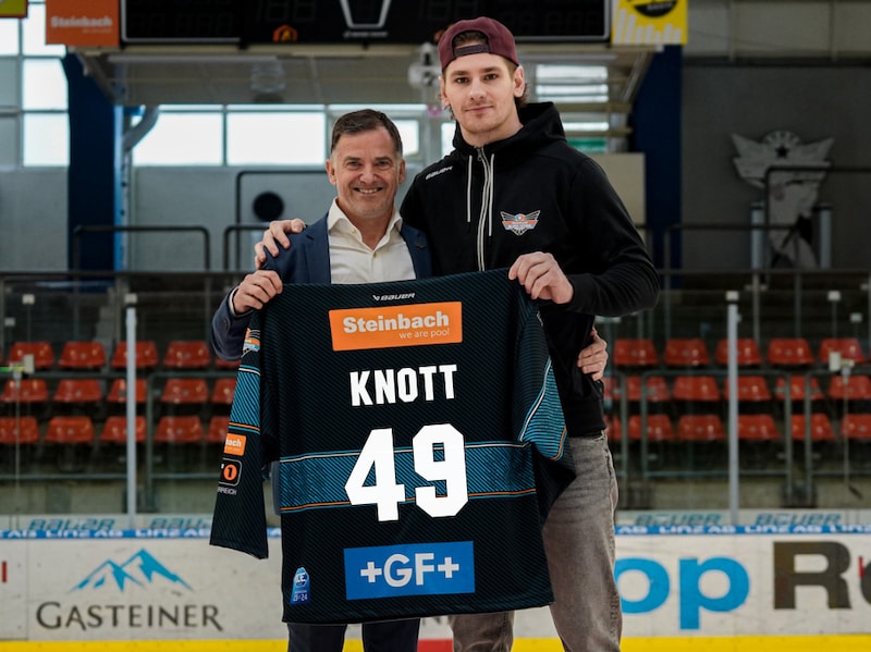 Klubboss Peter Nader mit Graham Knott. (Bild: EHC)