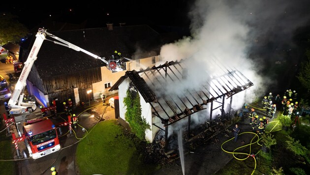 Der bisher letzte Brand in der Zündlerserie: In Goldwörth entdeckte der Hofbesitzer, dass sein Stadl in Vollbrand stand. (Bild: TEAM FOTOKERSCHI / MARTIN SCHARINGER)