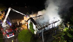 Der bisher letzte Brand in der Zündlerserie: In Goldwörth entdeckte der Hofbesitzer, dass sein Stadl in Vollbrand stand. (Bild: TEAM FOTOKERSCHI / MARTIN SCHARINGER)