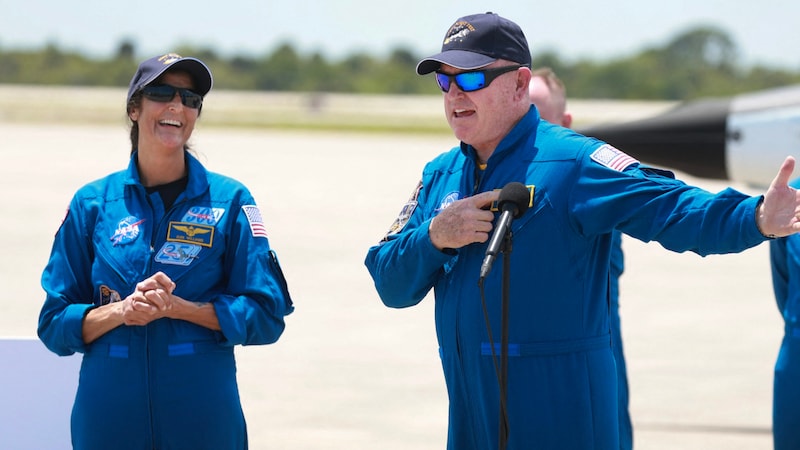 Suni Williams und Barry Wilmore freuen sich schon auf den Testflug (Bild: APA/Getty Images via AFP/GETTY IMAGES/JOE RAEDLE)