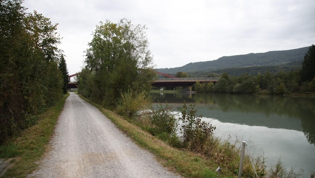 Hier, am Treppelweg in Hallein-Rif, fanden einige Passanten die bewusstlose und blutende Frau (33). (Bild: Tröster Andreas)