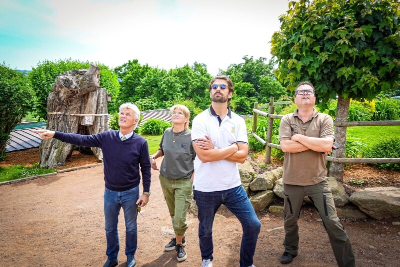 Ice king Charly Temmel with his son Swen, as well as the operators Manuela and Raimund Weißhappel at the top bird of prey show (www.greifvogelschau.at) at Riegersburg Castle. (Bild: Sepp Pail)