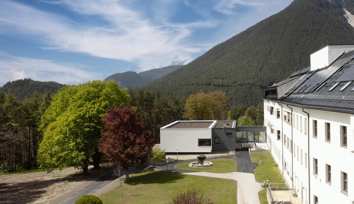 Der Zubau steht nahe an den Bäumen und ist ans Haupthaus angedockt. 