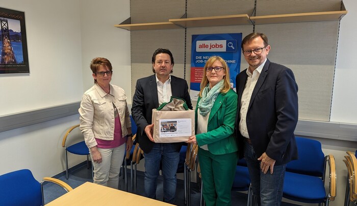 Eibetex-Geschäftsführerin Martina Schmid, FSG-Bezirksvorsitzender Andreas Hitz und SPÖ-Nationalrat Rudolf Silvan übergaben 4306 Unterschriften an AMS-Chefin Sandra Kern für den Erhalt des Arbeitsmarktprojekts.