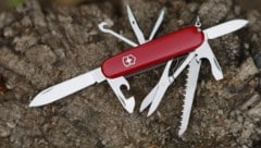 Ein Schweizer Armeemesser des Herstellers Victorinox – Ist es ein Multifunktionswerkzeug oder doch eine Waffe? (Bild: stock.adobe.com/Pavlo Lys)