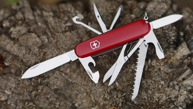 Victorinox tarafından üretilen bir İsviçre çakısı - sonuçta çok işlevli bir alet mi yoksa bir silah mı? (Bild: stock.adobe.com/Pavlo Lys)