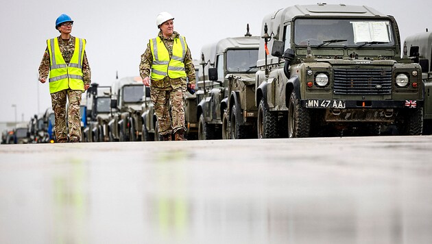 The Kremlin wants to target British "military targets" (pictured: vehicles of the UK's light mechanized brigade) should Ukraine fire on Russian territory with British weapons. (Bild: APA/AFP/Adrian DENNIS)