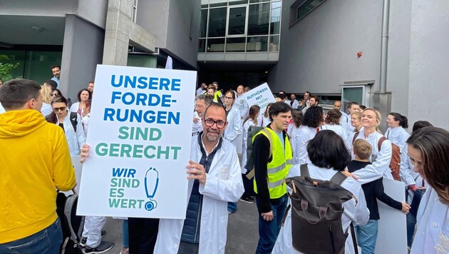 On Monday evening, numerous doctors met in front of the Carinthian Medical Association. 