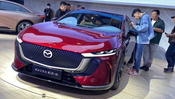 Der Kühlergrill ist geschlossen, die Optik wirkt modern wie nie bei Mazda.