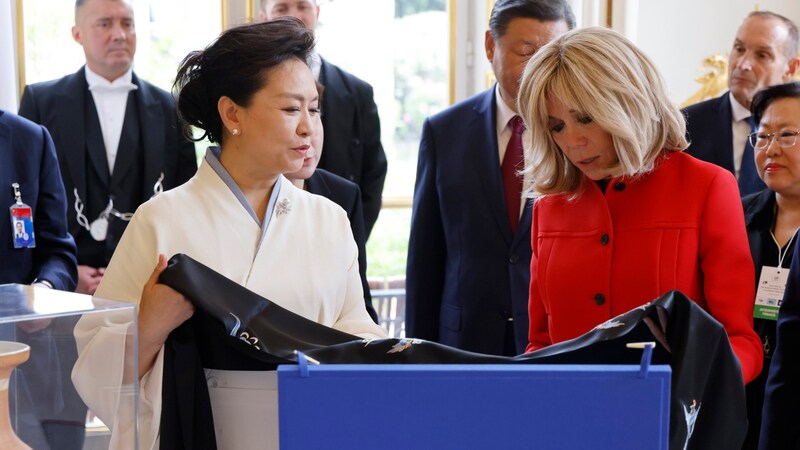 Die Ehefrauen der Politiker – Peng Liyuan (links) und Brigitte Macron (rechts) (Bild: AP/Ludovic Marin)