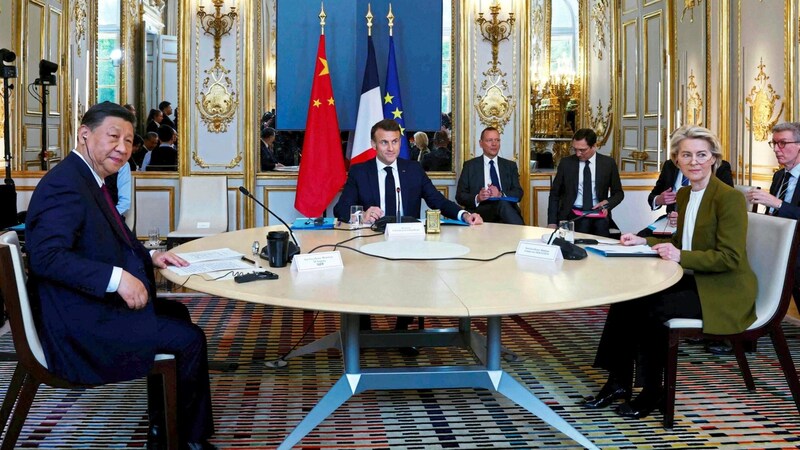 Chinas Staatschef Xi Jinping im Élysée-Palast mit Frankreichs Präsident Emmanuel Macron und der Chefin der EU-Kommission, Ursula von der Leyen (Bild: AFP/Gonzalo Fuentes)