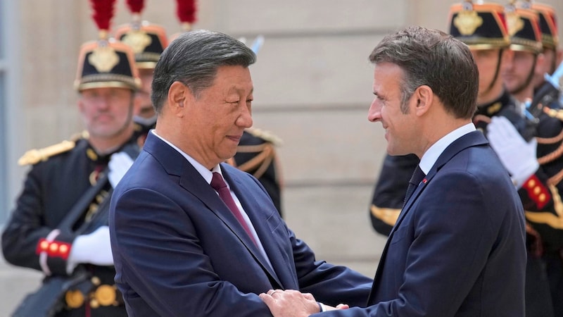 Von links: Chinas Staatschef Xi Jinping und Frankreichs Präsident Emmanuel Macron (Bild: AP/Christophe Ena)