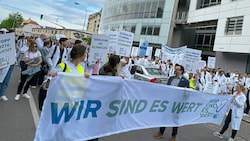 Hunderte Ärzte waren am Montag bei dem Protestmarsch in Klagenfurt dabei. (Bild: Evelyn Hronek)
