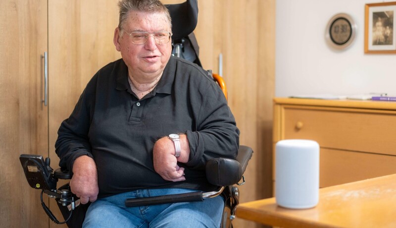 Alfred Prantl (64) demonstrierte beim „Krone“-Besuch seine technischen Hilfsmittel. Durch Sprachsteuerung kann er etwa Licht, Fenster und Computermaus steuern. (Bild: Einöder Horst)