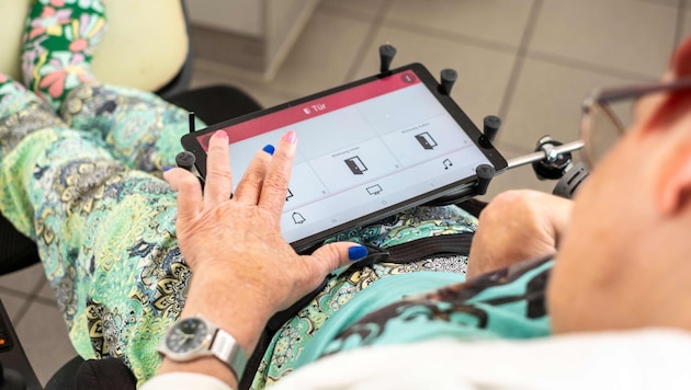 One click on the tablet - which is installed directly on the wheelchair - is enough for Resi Schneebauer to open the front door without any problems. (Bild: Einöder Horst)