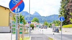 Eigentlich hätte der Radweg erst kurz vor der Tankstelle enden sollen, doch die Grundstücks-Eigentümer legten sich quer. (Bild: Dostal Harald)