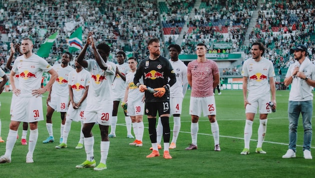 Salzburg's players thank the fans for their support. (Bild: Michael Meindl, www.michaelmeindl.com)