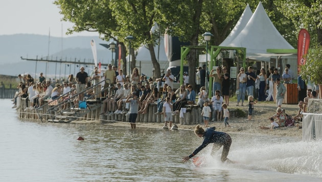 In den vergangenen Jahre zog das Surf Opening in Neusiedl am See Leute an.  (Bild: © Lina Berger)