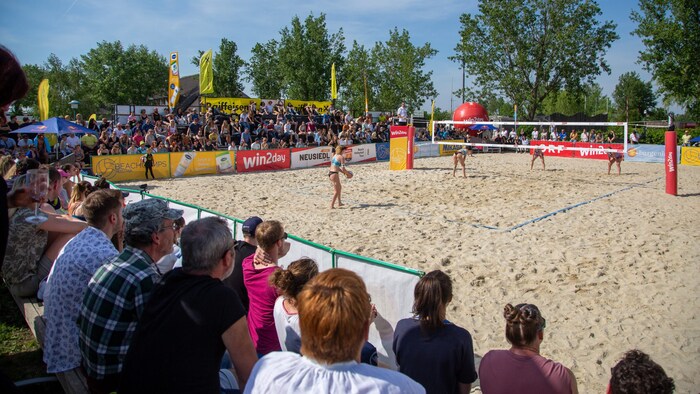 Hochspannung und attraktive Partien beim Beachvolleyball. 