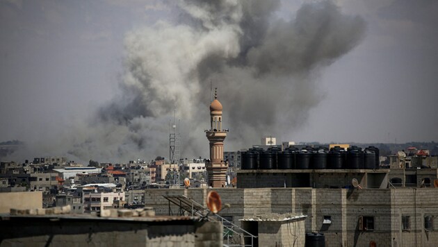 Gazze Şeridi'nin güneyinde Refah'ın doğusunda bombardıman (Bild: AFP)