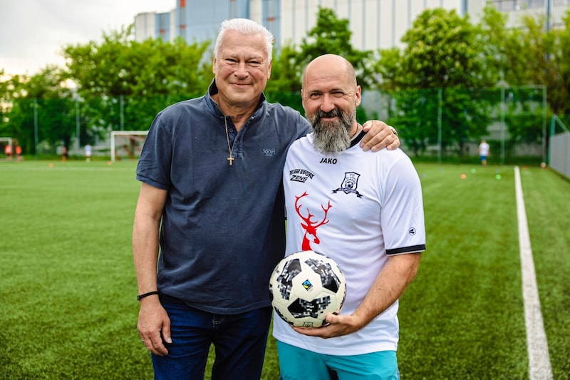 Teamkapitän Toni Polster mit Eisschwimmer Josef Köberl. (Bild: Mario Urbantschitsch)