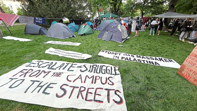 Az Osztrák Diákszövetség szerint antiszemita csoportok állnak a bécsi tiltakozó tábor mögött. (Bild: Bartel Gerhard)