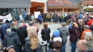 Die Stunde null der BI-Gründung am 28. März – bezeichnenderweise vor dem Gemeindeamt Nassereith.