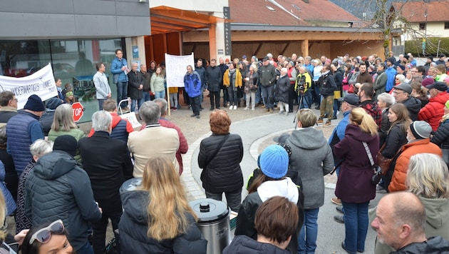 Die Stunde null der BI-Gründung am 28. März – bezeichnenderweise vor dem Gemeindeamt Nassereith. (Bild: Hubert Daum)