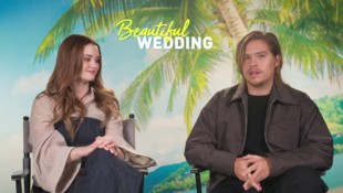 Virginia Gardner und Dylan Sprouse im krone.tv-Interview zur neuen Komödie „Beautiful Wedding“. (Bild: krone.tv)