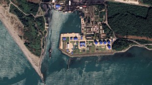 Der Marinestützpunkt ist auf Satellitenaufnahmen zu sehen.