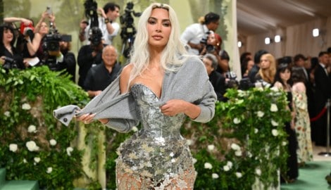 Kim Kardashian (43) sorgte bei der Met-Gala in New York mit irrer Wespentaille für Aufsehen. Nicht zur Nachahmung empfohlen. (Bild: APA/AFP/Angela Weiss)