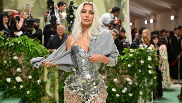 Kim Kardashian konnte in ihrem Kleid von  Maison Margiela kaum gehen und sichtlich nicht atmen.  (Bild: APA/AFP/Angela Weiss)