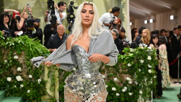 Kim Kardashian (43) sorgte bei der Met-Gala in New York mit irrer Wespentaille für Aufsehen. Nicht zur Nachahmung empfohlen. (Bild: APA/AFP/Angela Weiss)