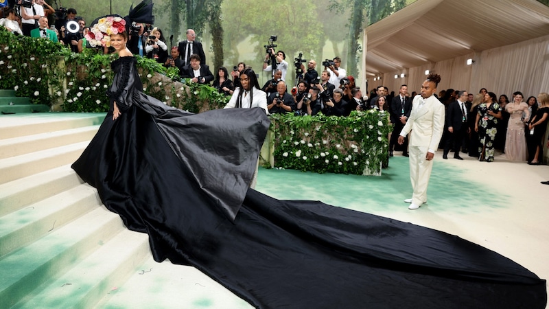 ... sondern auch in dem voluminösen schwarzen Kleid mit langer Schleppe aus dem Jahr 1996, das ebenfalls von John Galliano stammt. (Bild: APA/Getty Images via AFP/GETTY IMAGES/Dimitrios Kambouris)