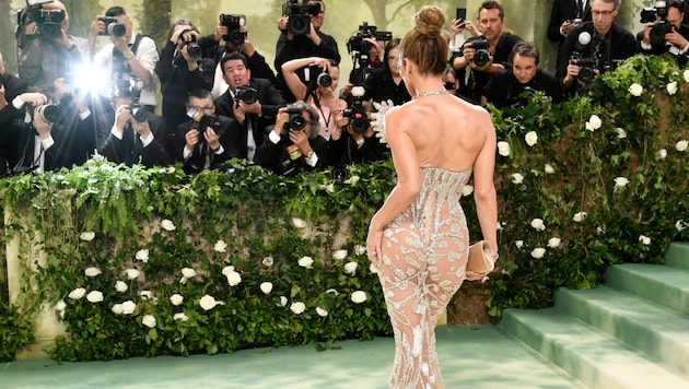Jennifer Lopez verzauberte im „Garten der Zeit“ ... (Bild: AP ( via APA) Austria Presse Agentur/Evan Agostini)
