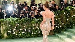 Jennifer Lopez verzauberte im „Garten der Zeit“ ... (Bild: AP ( via APA) Austria Presse Agentur/Evan Agostini)