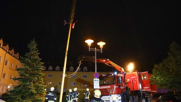 In Wels drohte ein Maibaum umzustürzen. (Bild: laumat)